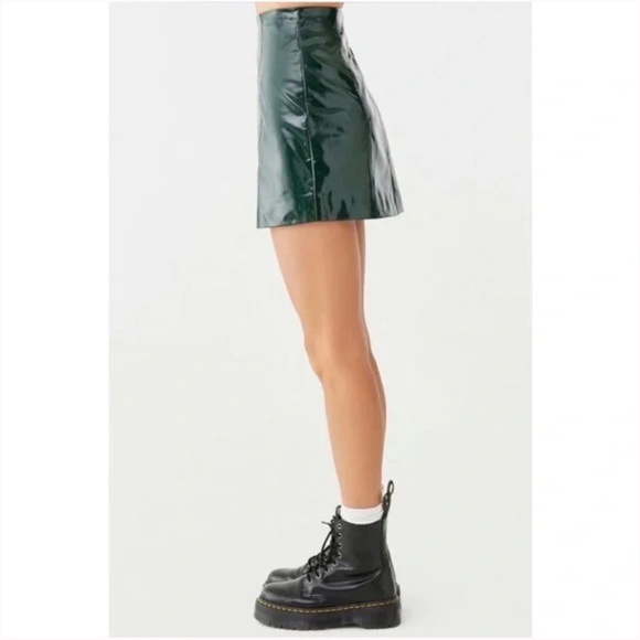 F21 Vinyl Zipper Mini Skirt - Picture 4 of 7